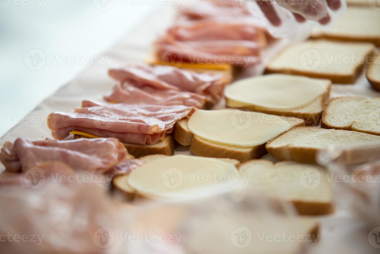 estudiantes de compañeros de trabajo que preparan comida para organizaciones benéficas o personas sin hogar foto