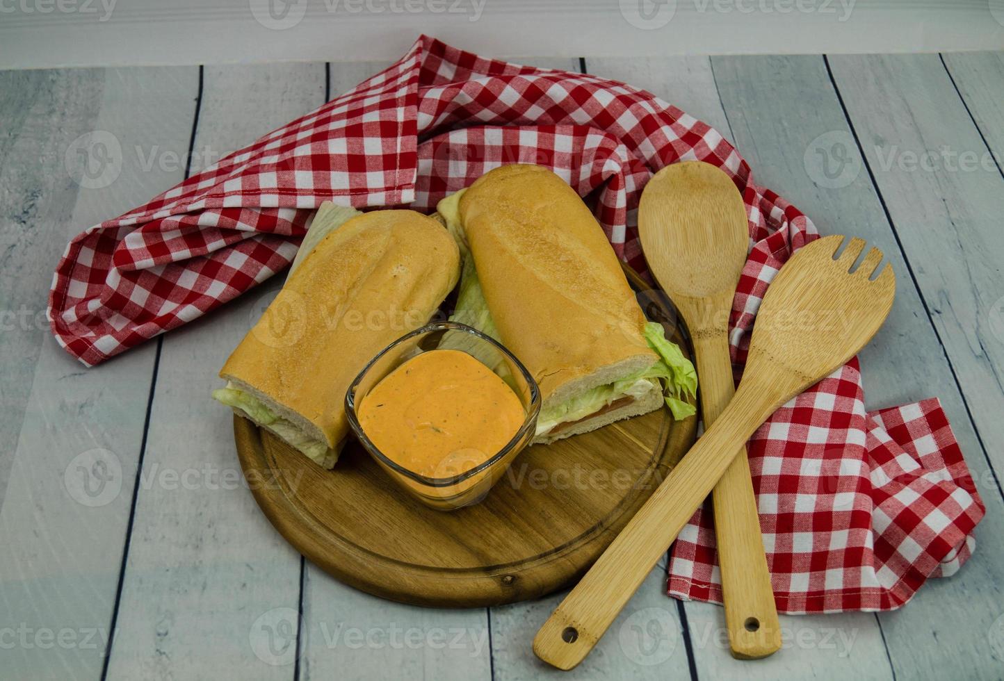 baqueta de croque monsieur con ensalada de queso de cerdo y remoulade foto