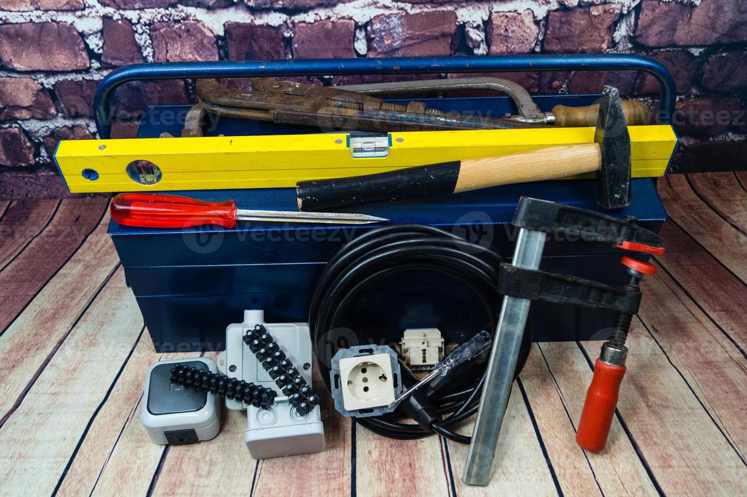 caja de herramientas con material electrónico y equipos para la instalación foto