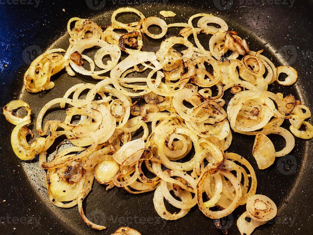 cebollas asadas en la sartén foto