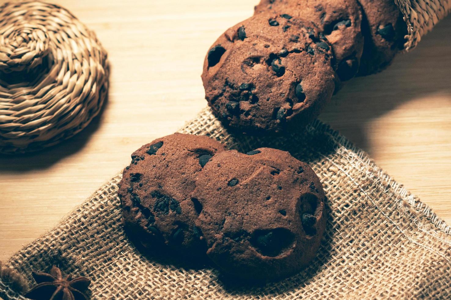 Galletas de chocolate crujientes sobre fondo de arpillera foto