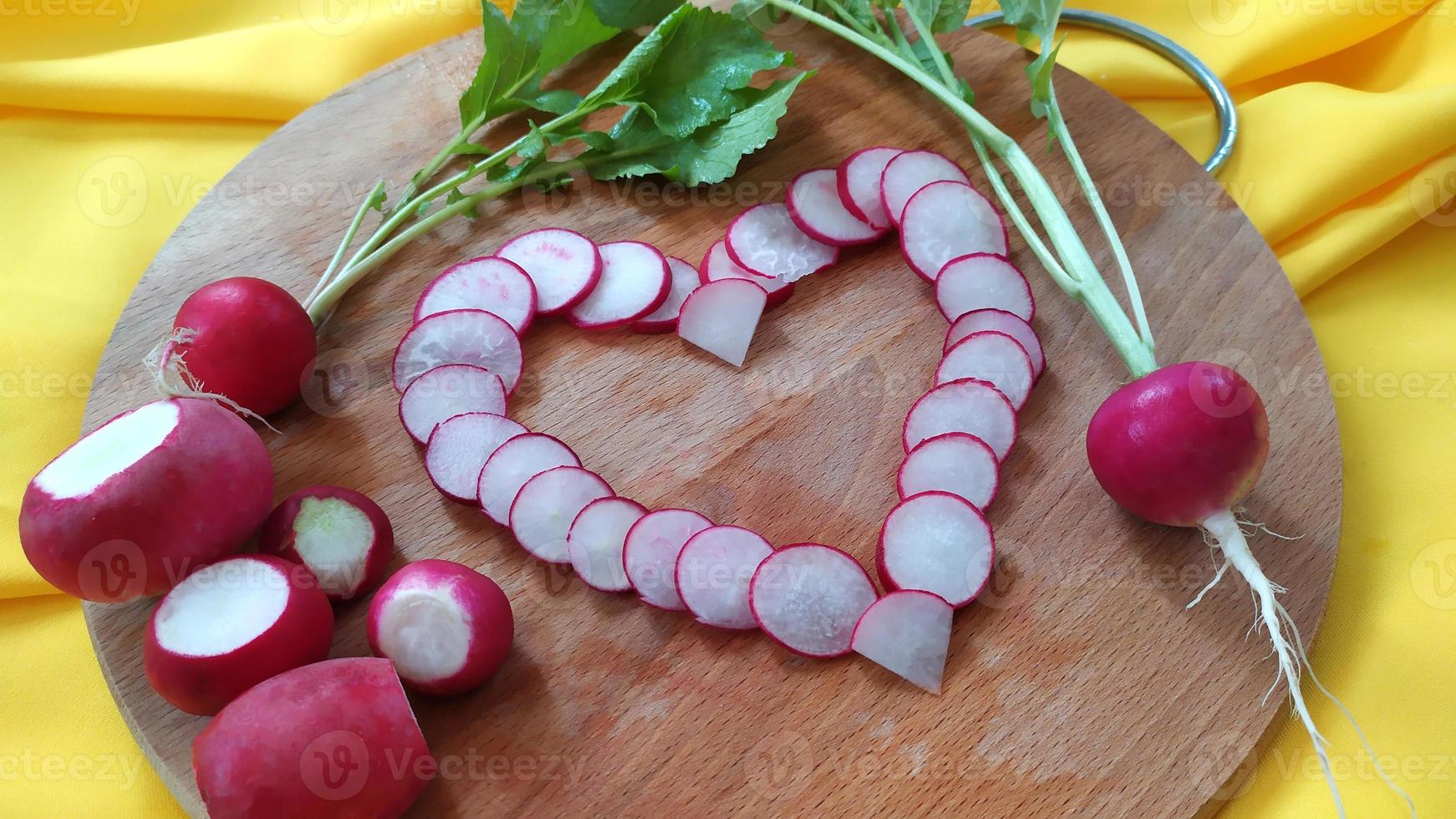 el corazón se presenta a partir de rodajas de rábano en primer plano. foto