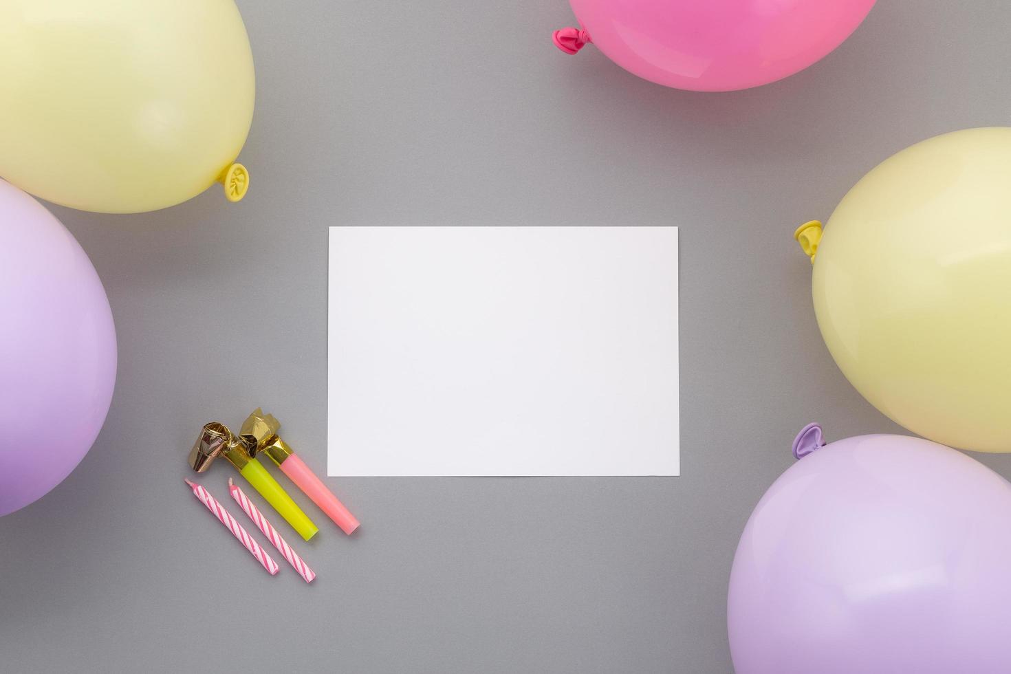 Fondo de feliz cumpleaños, decoración de fiesta colorida laicos plana foto