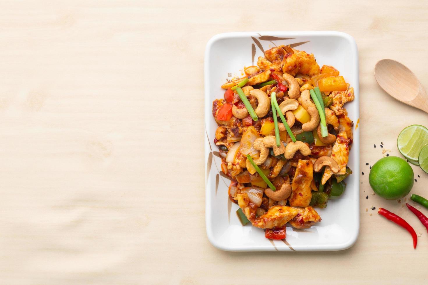 Pollo con anacardos, comida famosa en Tailandia foto