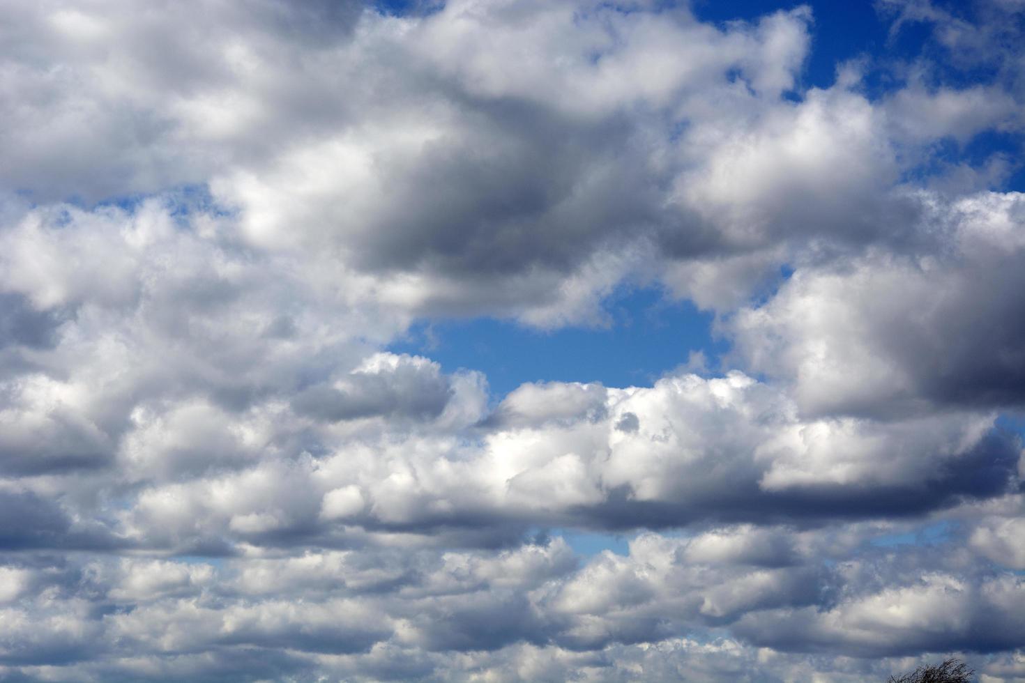 el cielo antes de la tormenta. nubes blancas flotan a través del pintoresco foto