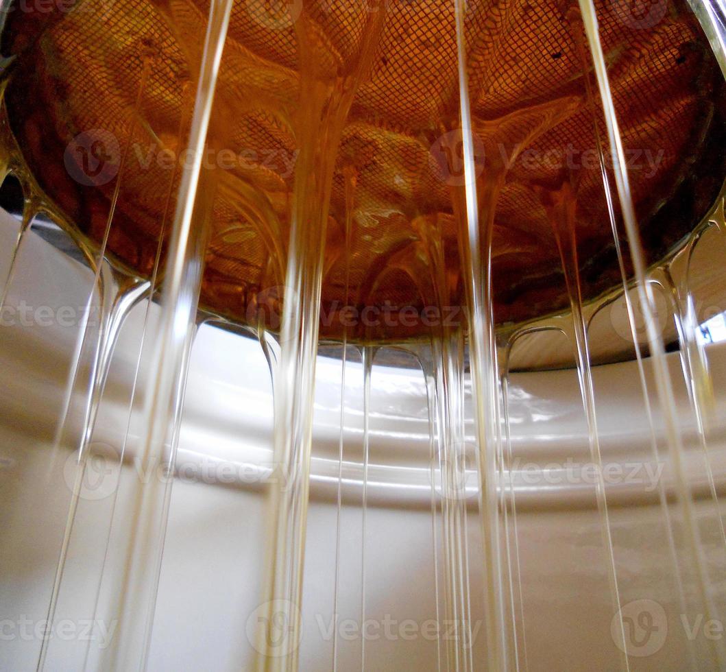 textura de fondo, dejando caer gotas de miel dulce foto