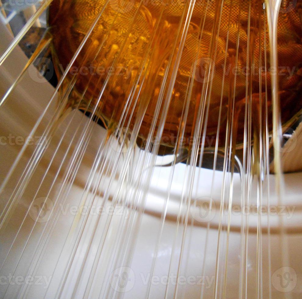 textura de fondo, dejando caer gotas de miel dulce foto