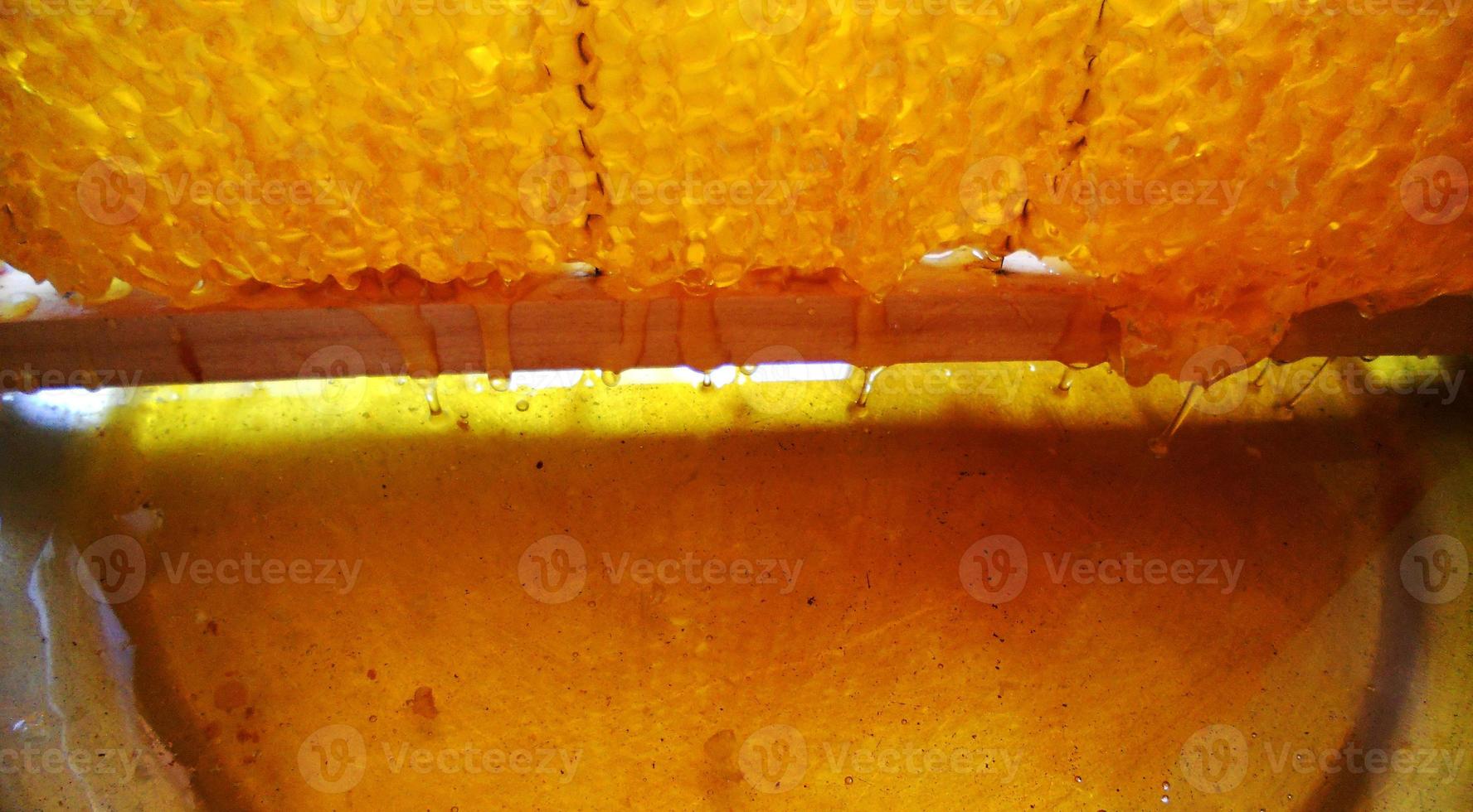 textura de fondo, dejando caer gotas de miel dulce foto