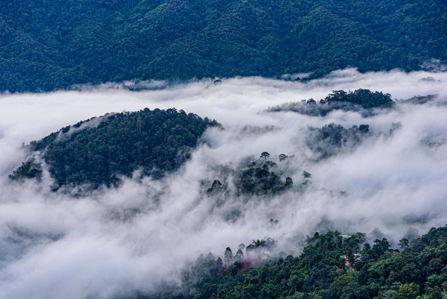 Brumoso amanecer en el mirador de doi mon ngao en Chiang Mai, Tailandia foto