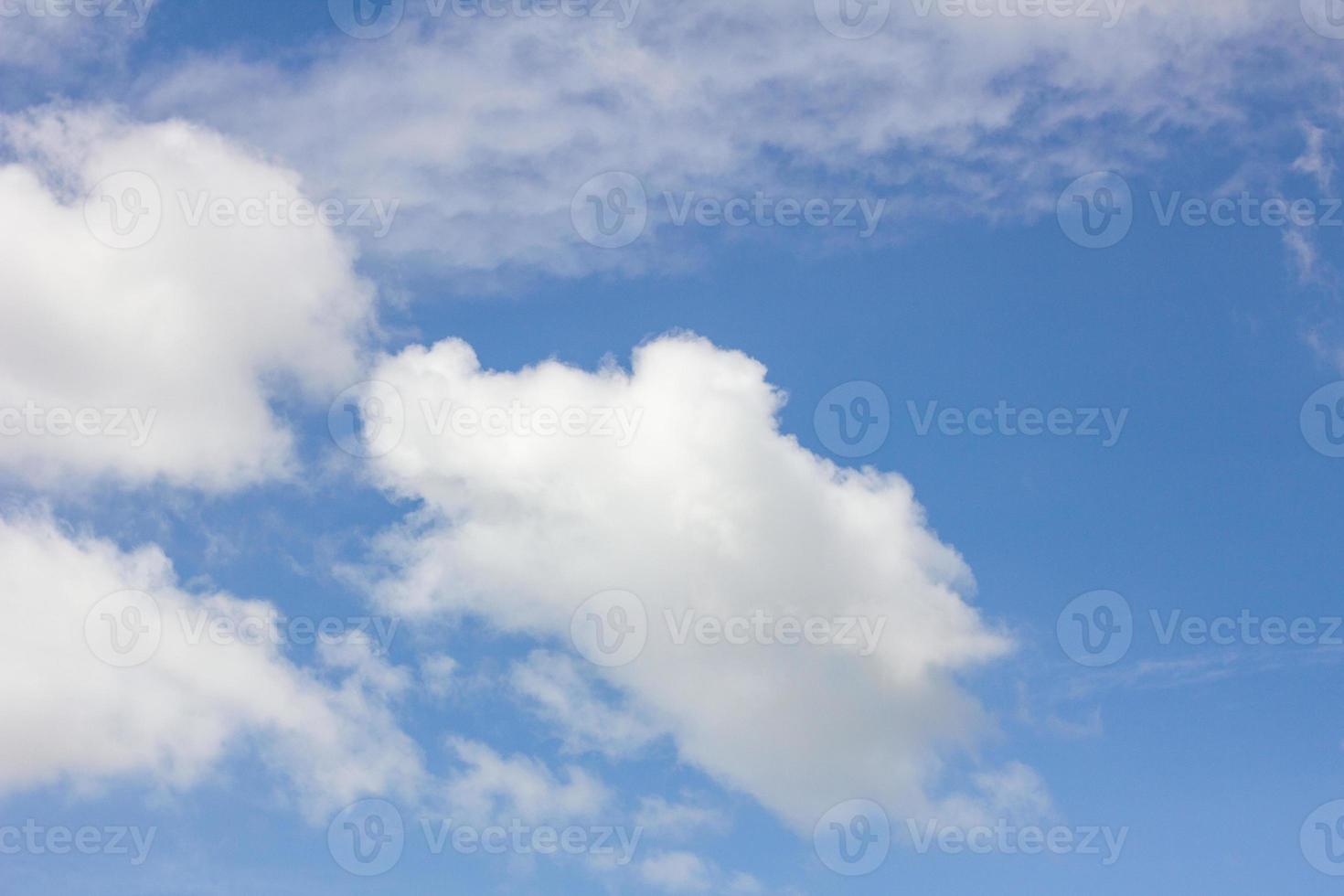 cielo azul con primer plano de nubes, con copyspace foto