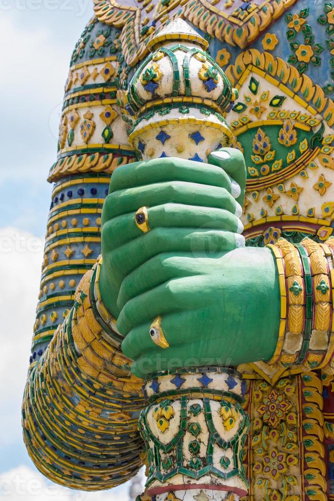 mano de estatuas gigantes de tailandia, lugar público foto