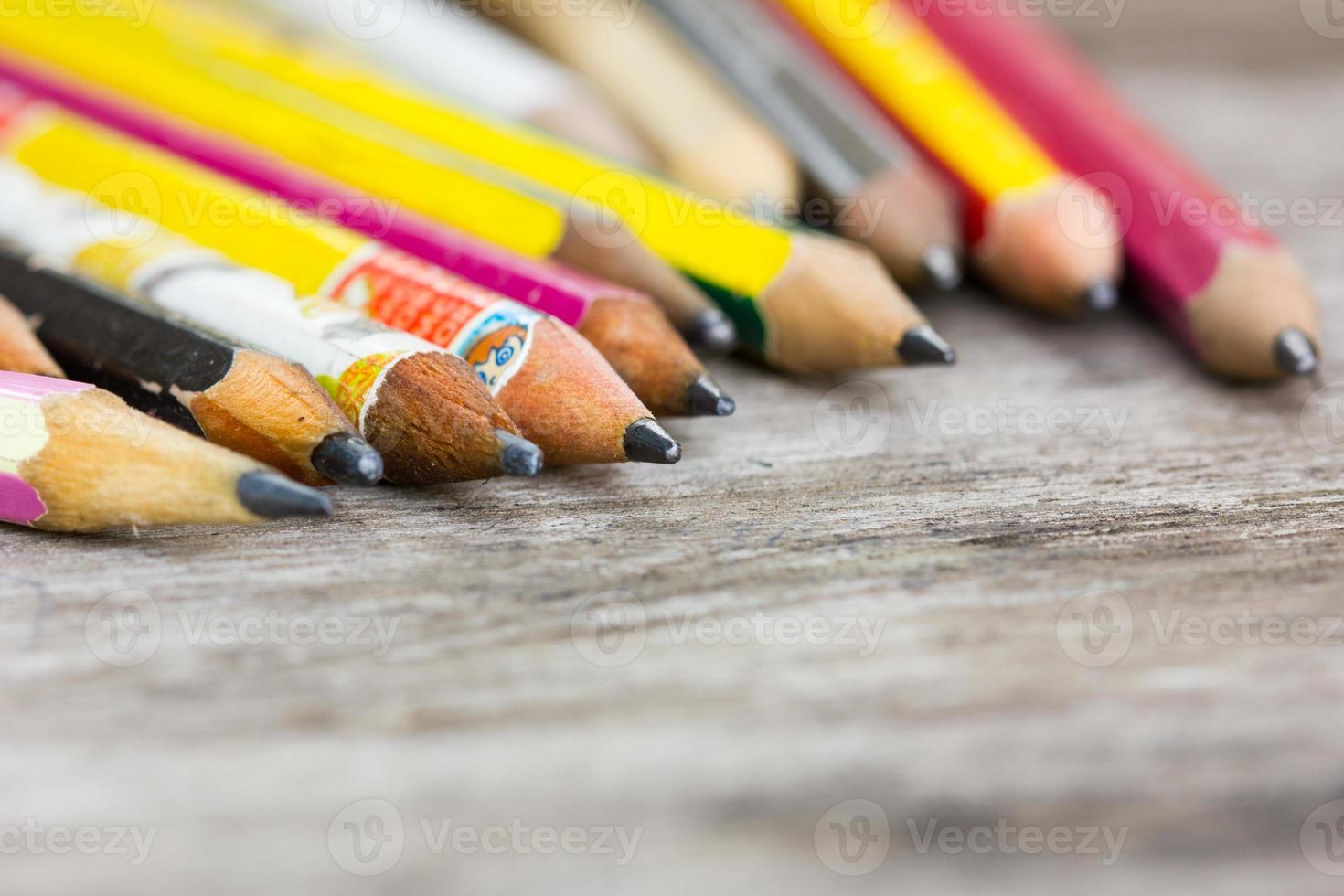 lápices crayones de carbón, profundidad de campo baja. foto