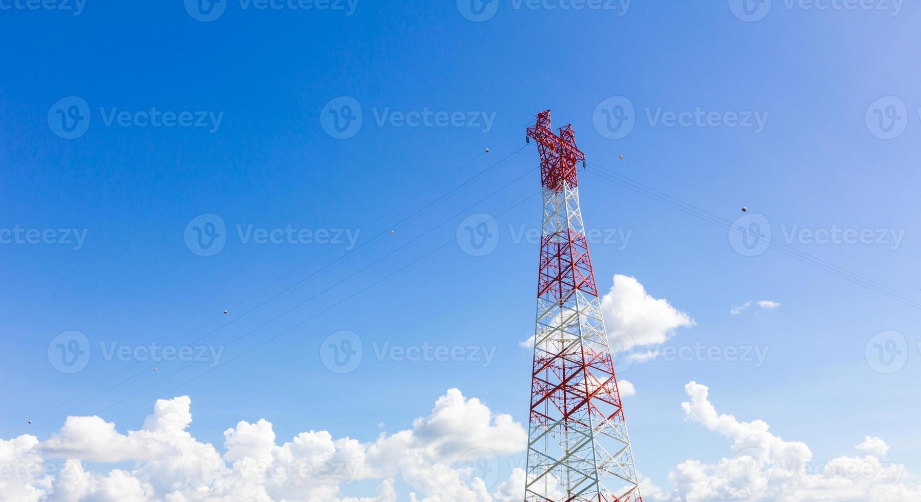 Mástil de telecomunicaciones con enlace de microondas foto