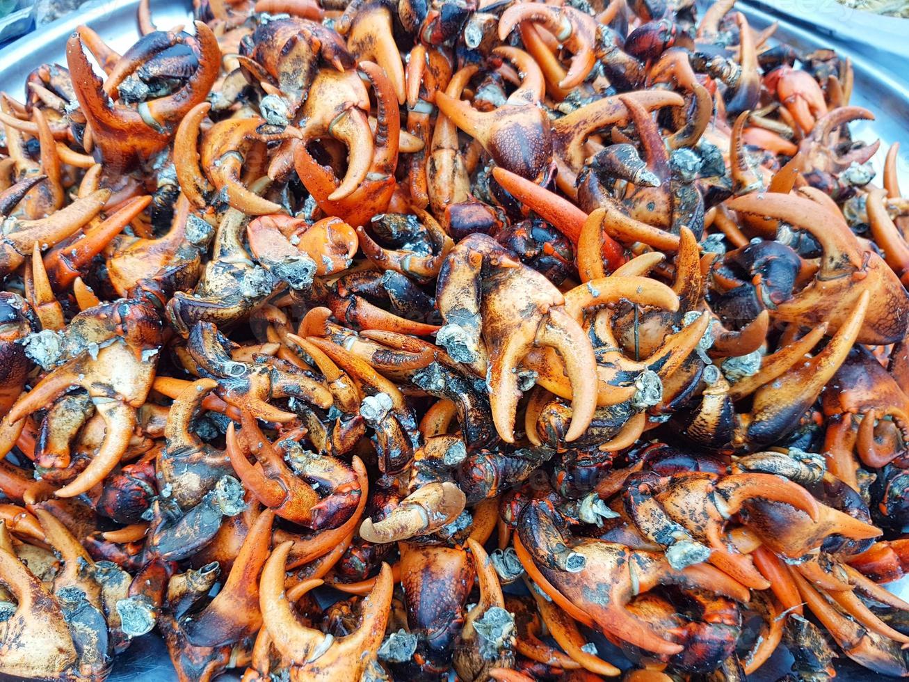 Garras de cangrejos vendidos en el mercado, Tailandia foto