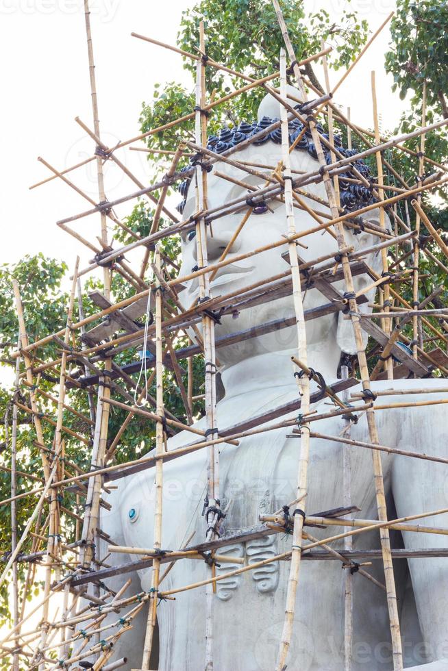 reparación de la imagen de buda en tailandia foto