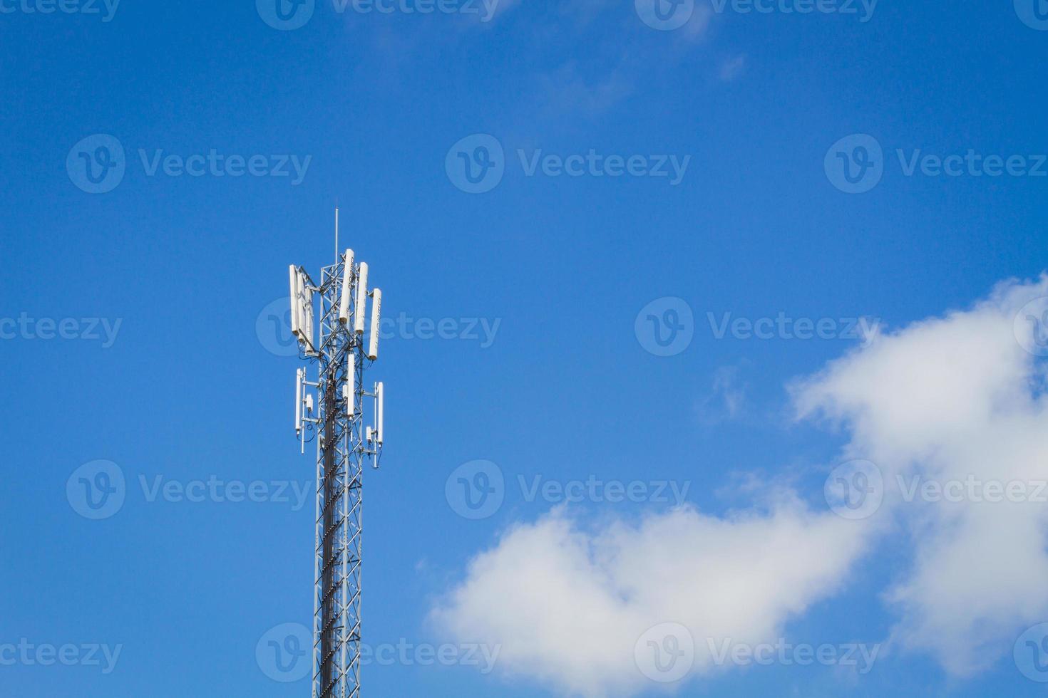 Torre de telecomunicaciones y cielo nublado con copyspace a la derecha foto