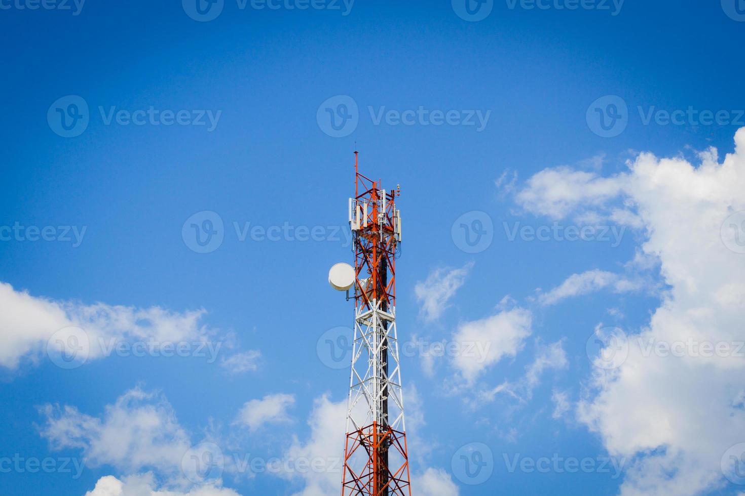 torre de telecomunicaciones en el medio de la imagen foto