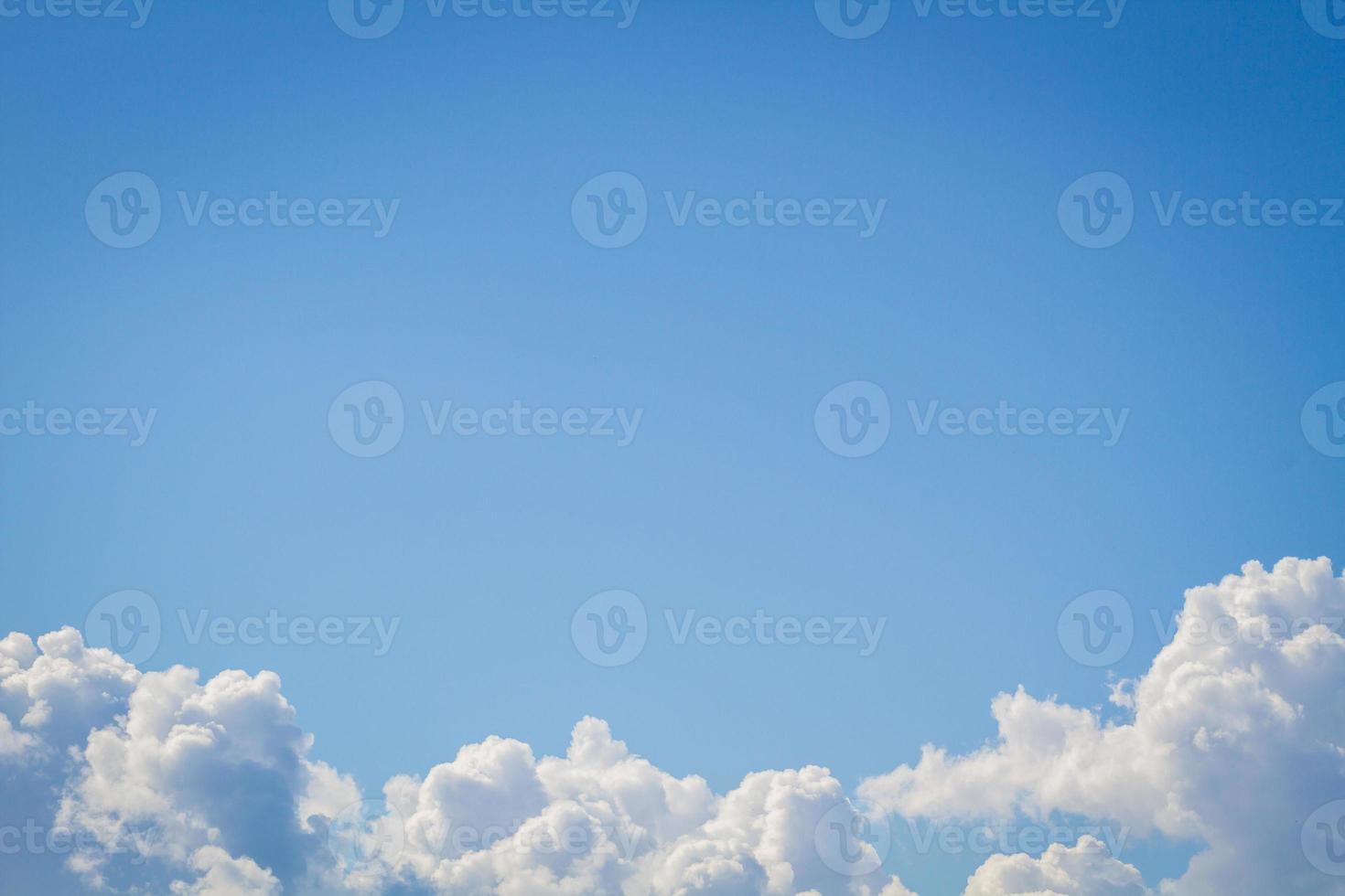 Nube blanca sobre fondo de cielo azul con copyspace en el medio foto