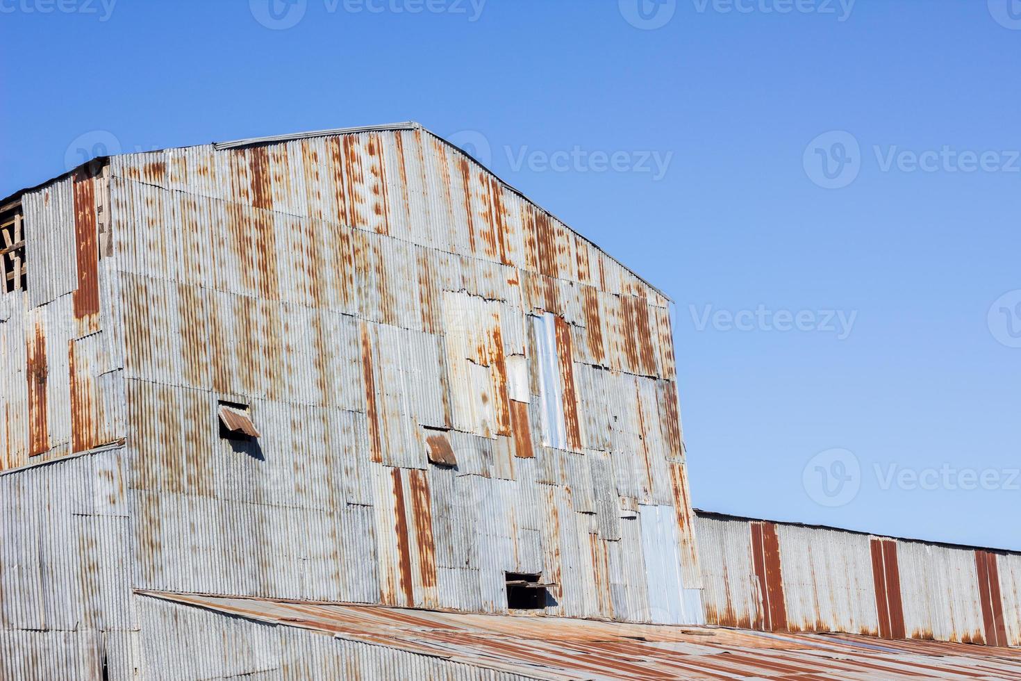 Primer plano antiguo molino de hierro galvanizado oxidado foto