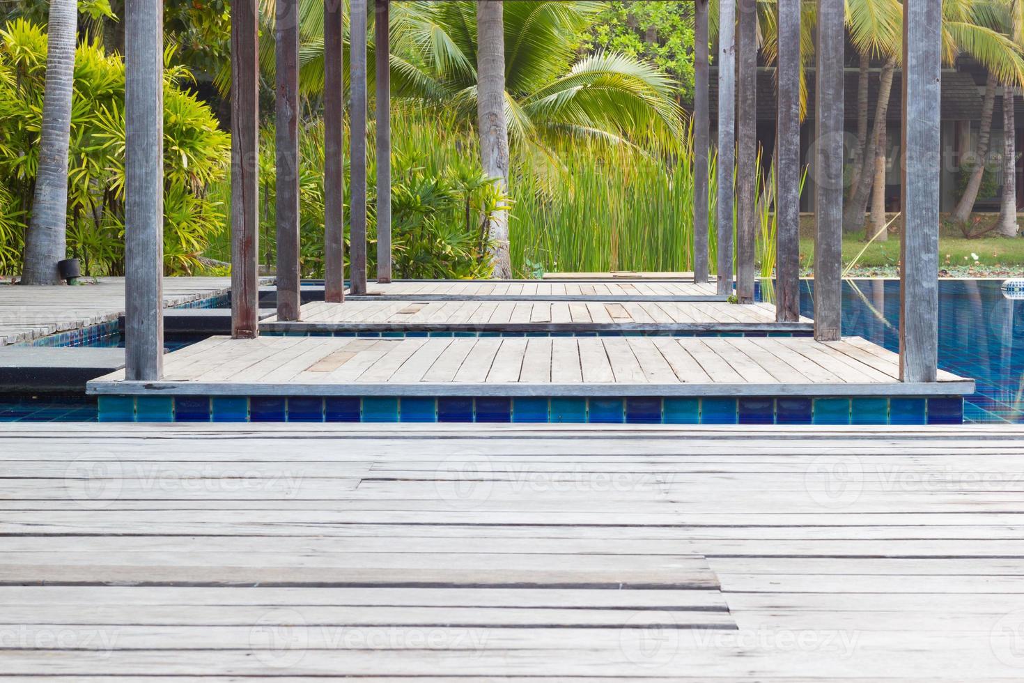 Closeup piscina con escalera y deck de madera foto