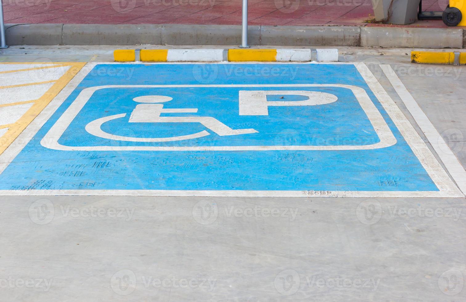 Señal de estacionamiento para discapacitados en la estación de servicio, Tailandia foto