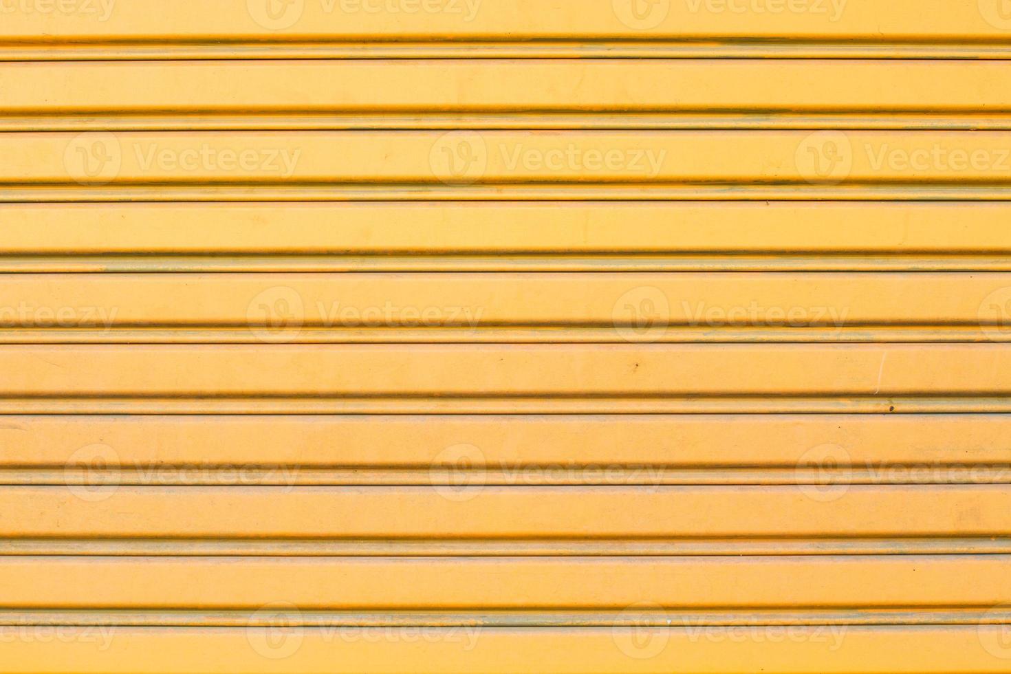 la puerta metálica amarilla foto