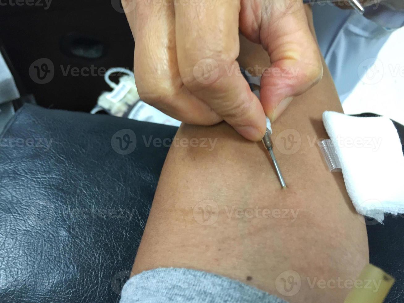 inyección en el brazo antes de la donación de sangre foto