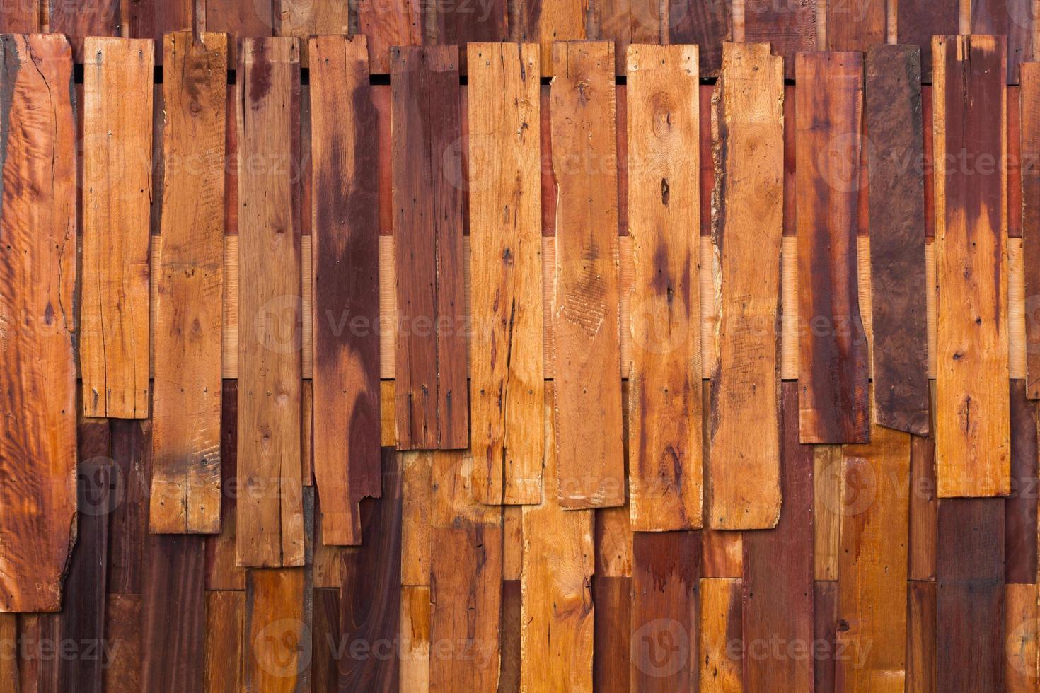 Fondo de textura de tablón marrón oscuro de madera irregular, con clavos foto