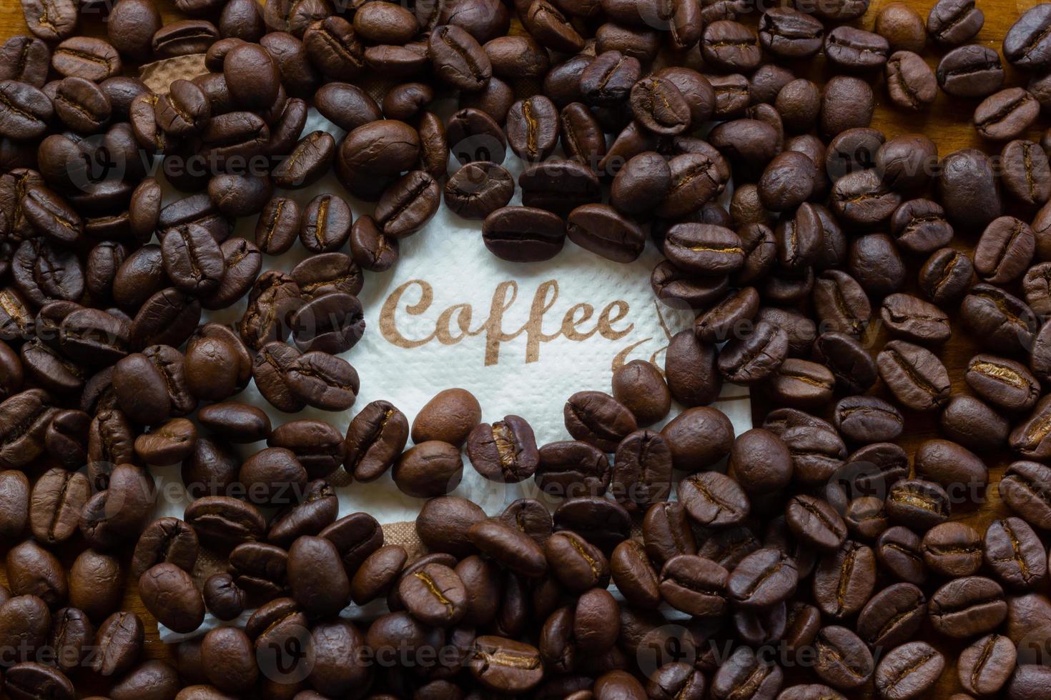 Primer plano de fondo de granos de café marrón foto
