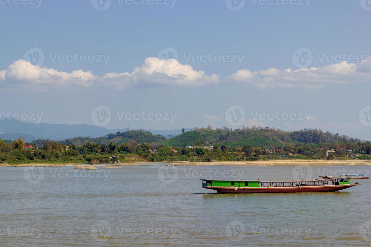 Paseo en barco por el río Mekong con un hermoso paisaje en Tailandia. foto