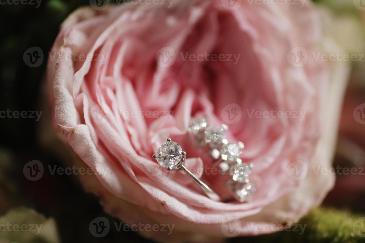 anillo de novia, anillos de diamantes, preparación de la boda foto