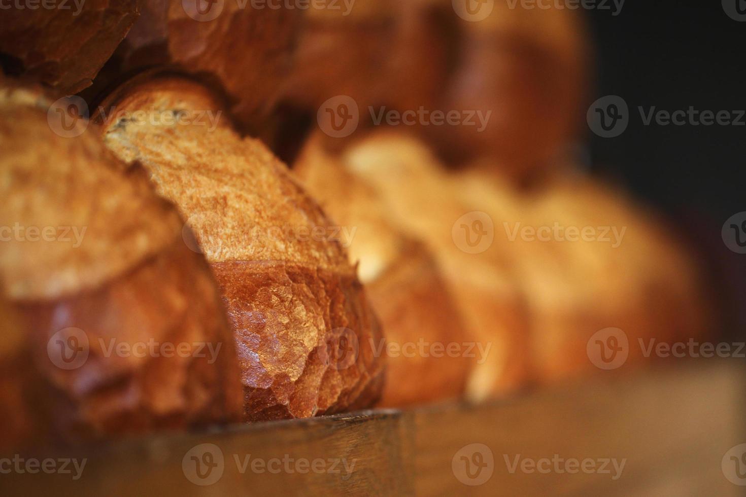 pan secuencial en el estante, productos de panadería, pastelería y panadería foto