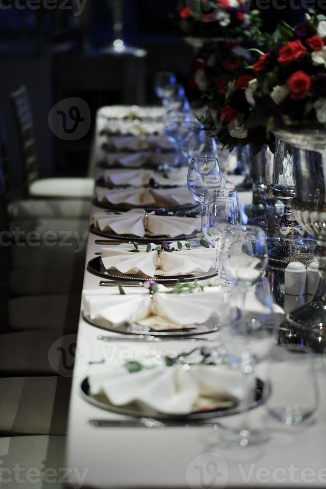 decoraciones de la mesa de comedor de invitados de boda, cena de ceremonia de boda foto