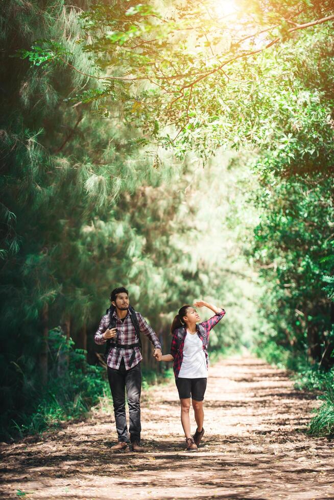 pareja de vacaciones de aventura de trekking juntos. foto