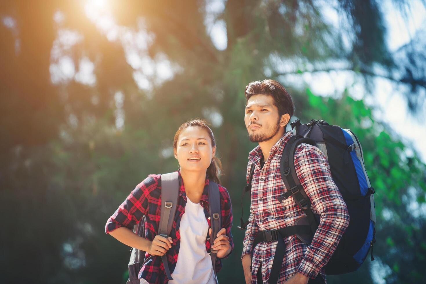 pareja joven va de excursión juntos de vacaciones. foto