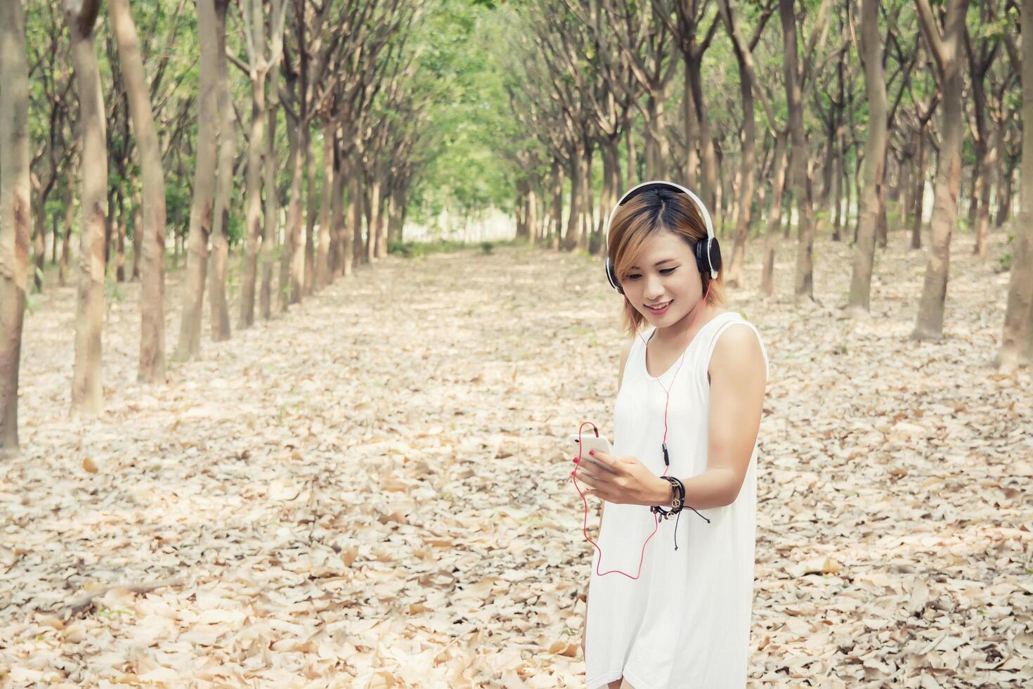 concepto de estilo de vida de mujer. joven asiática escuchando música disfrutando. foto