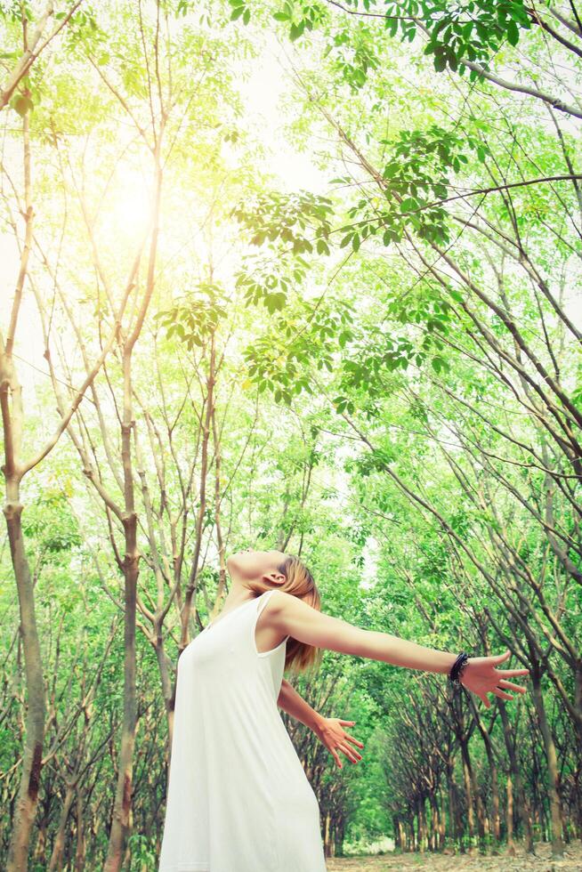 joven asiática estirar sus manos al aire libre se ve tan cómoda. foto