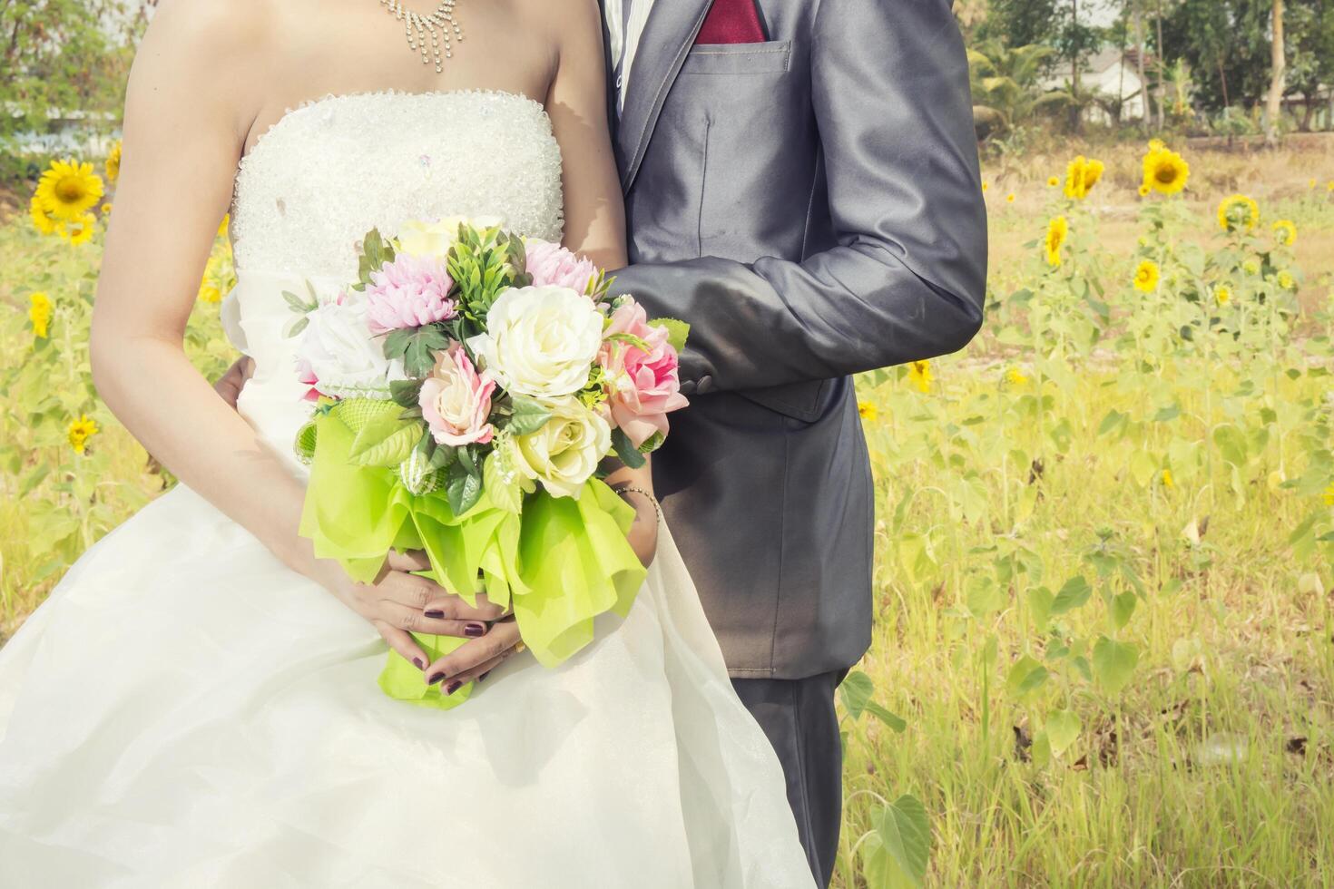 Hermoso ramo de diferentes colores en manos de la novia. foto