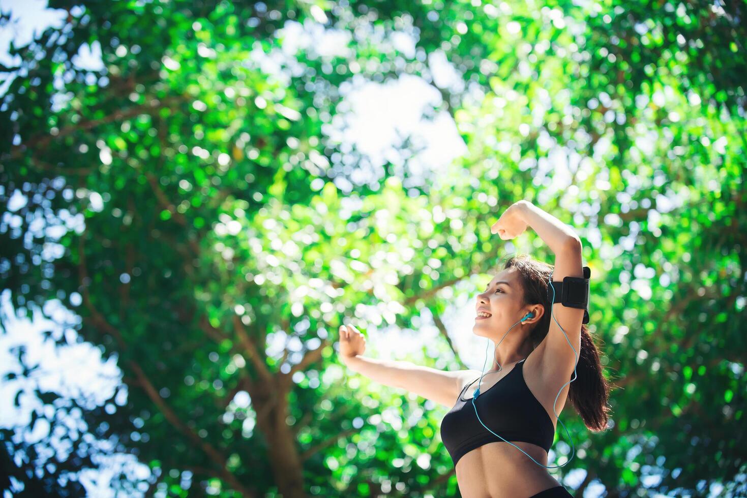 mujer joven practicando deportes mientras escucha música. foto