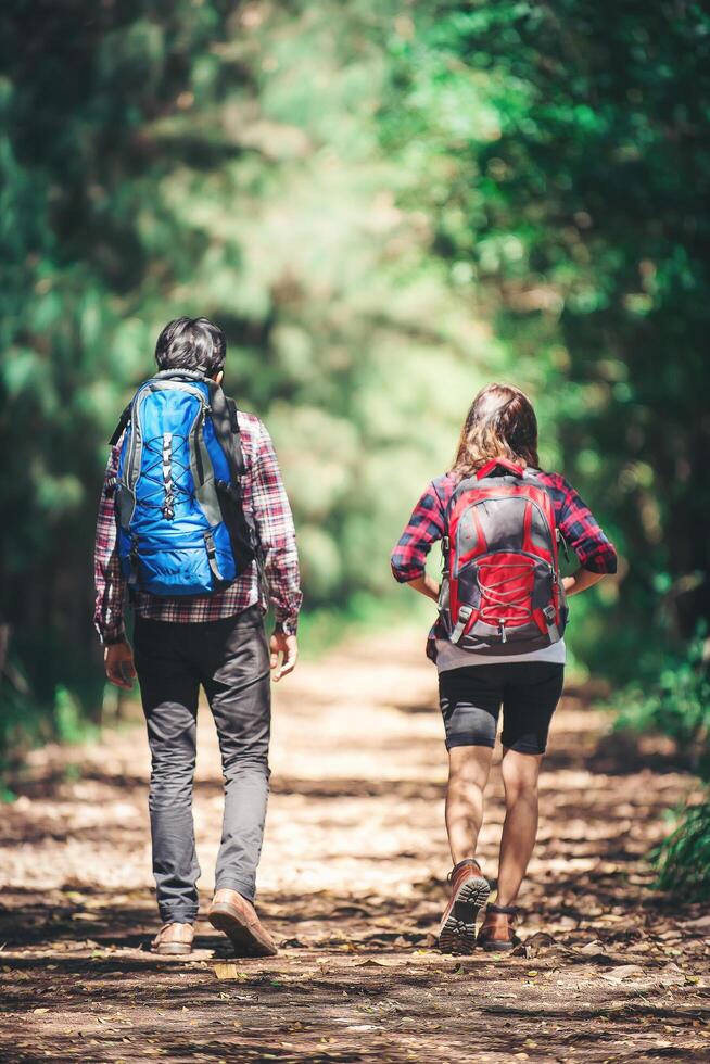 parte trasera de la pareja caminando. viajes de aventura en pareja. foto