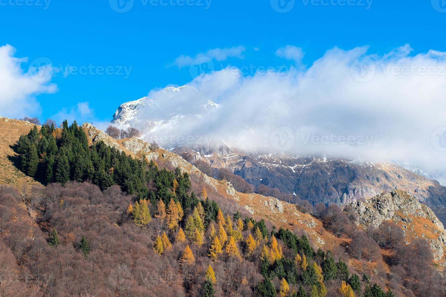 Alpes italianos cerca del valle de Bérgamo brembana, pizzo dei tre lords foto