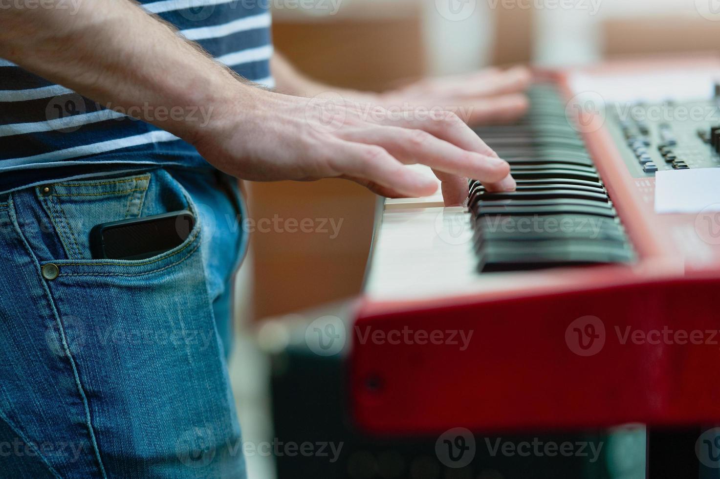 Detalle del teclista de un grupo de pop durante un espectáculo foto