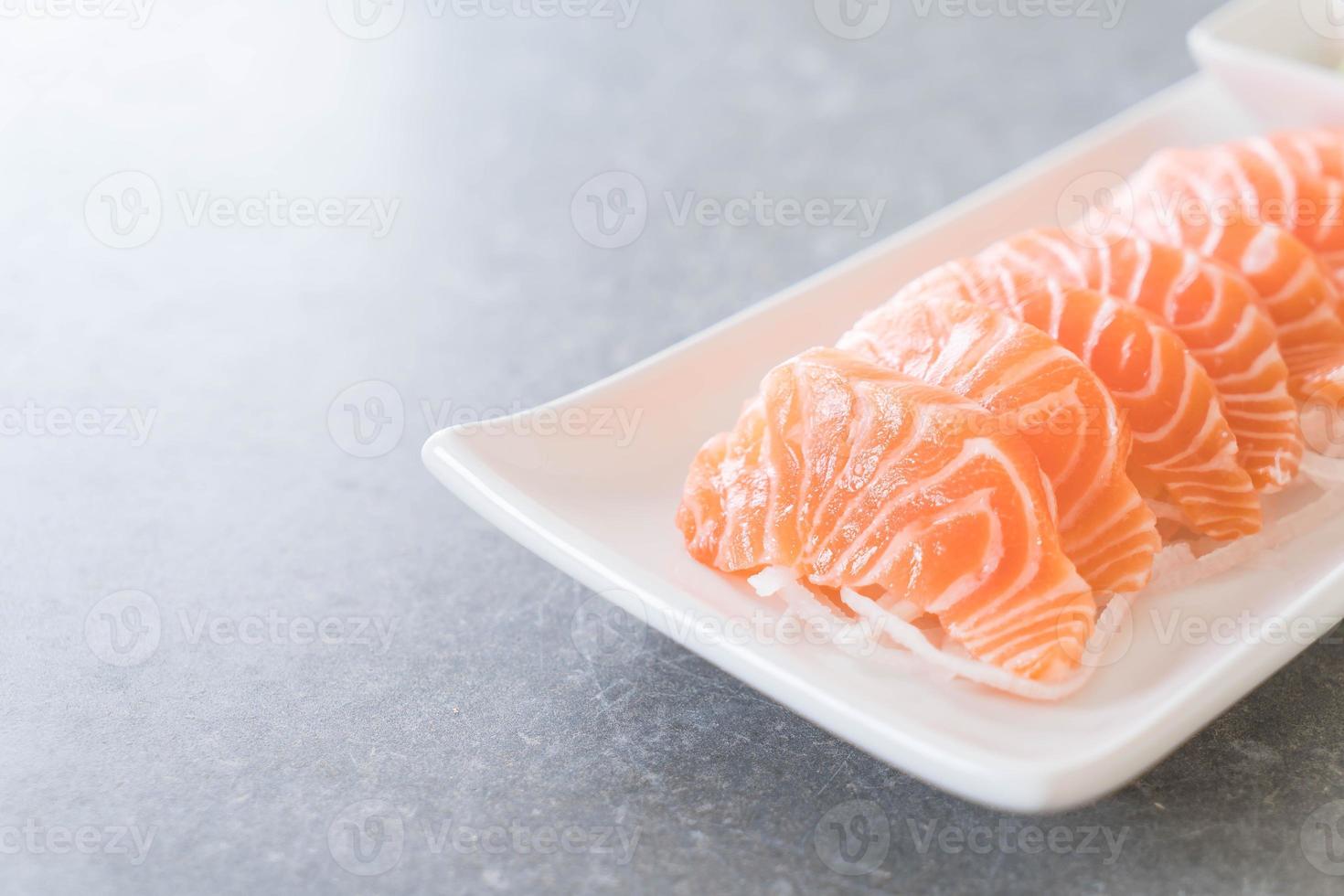 sashimi de salmón crudo foto