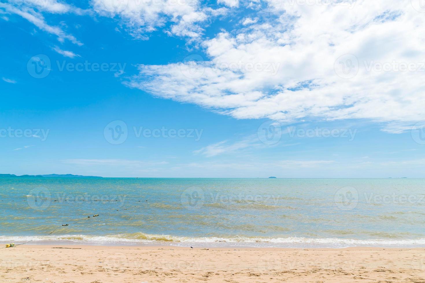 fondo de playa y mar vacío foto