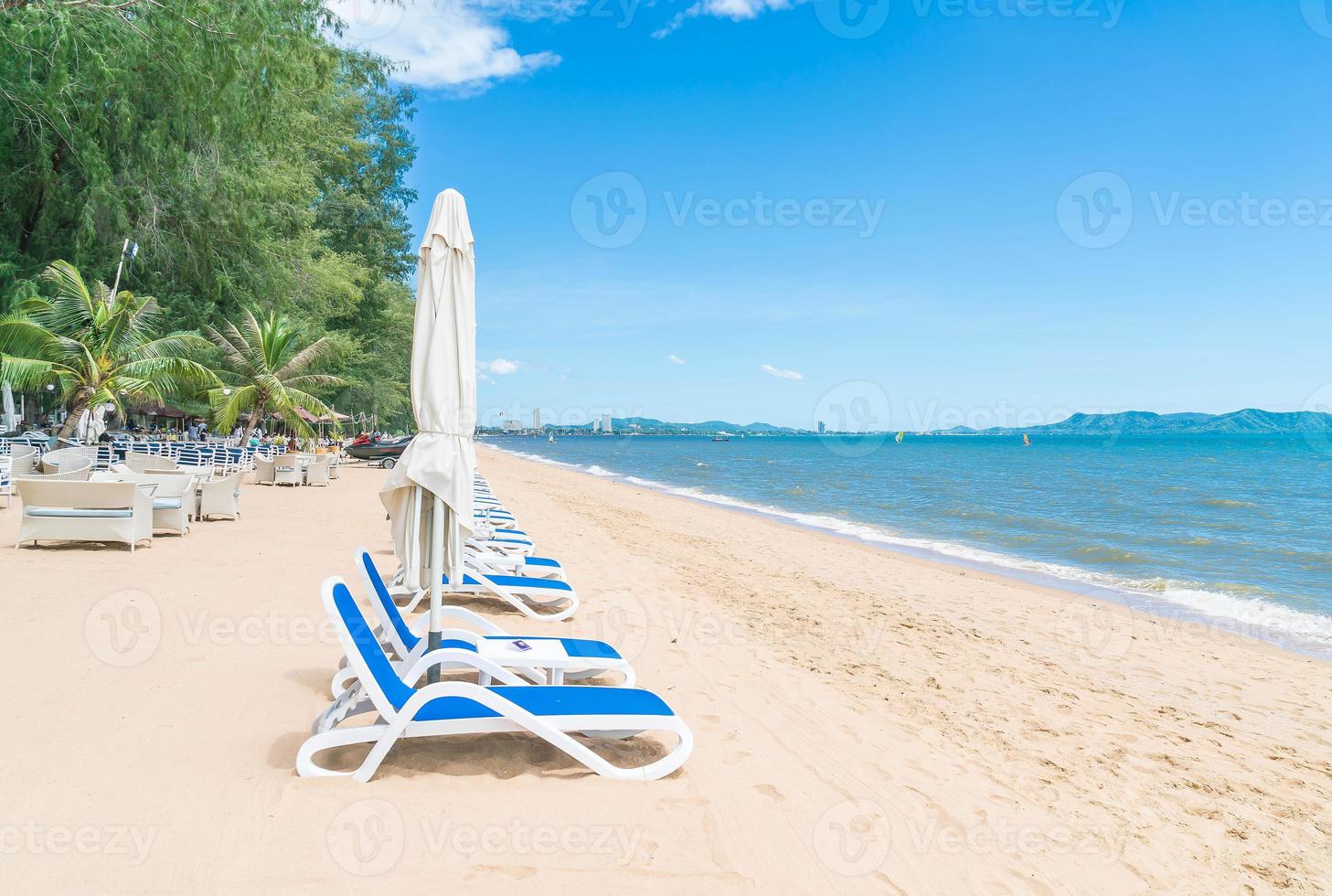 al aire libre con sombrilla y silla en la hermosa playa tropical y el mar foto