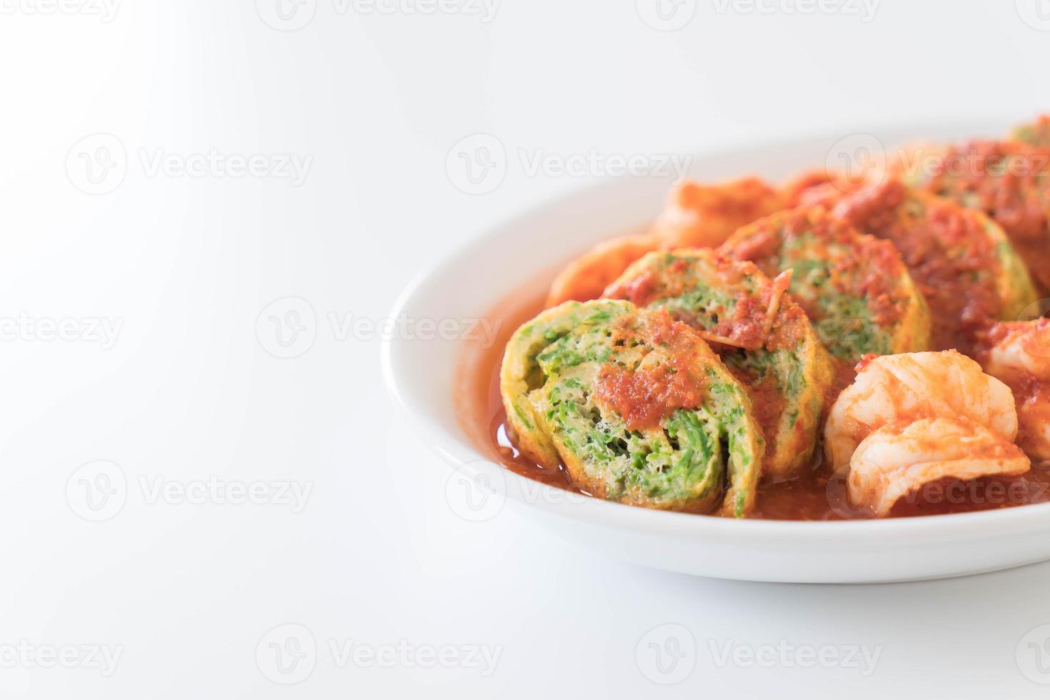 tortilla de hojas de accacia y camarones en sopa de tamarindo foto
