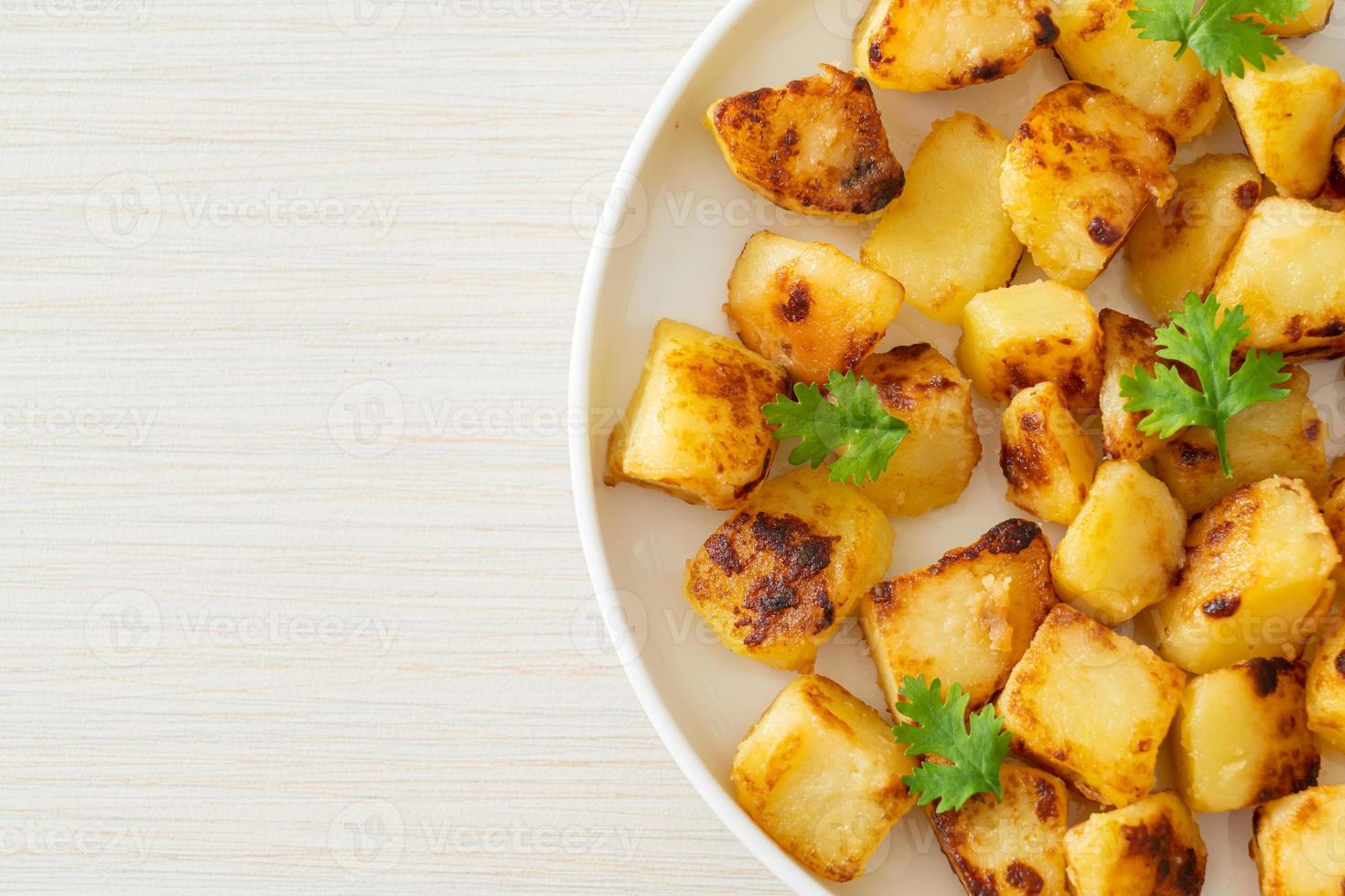 patatas asadas o asadas en un plato foto