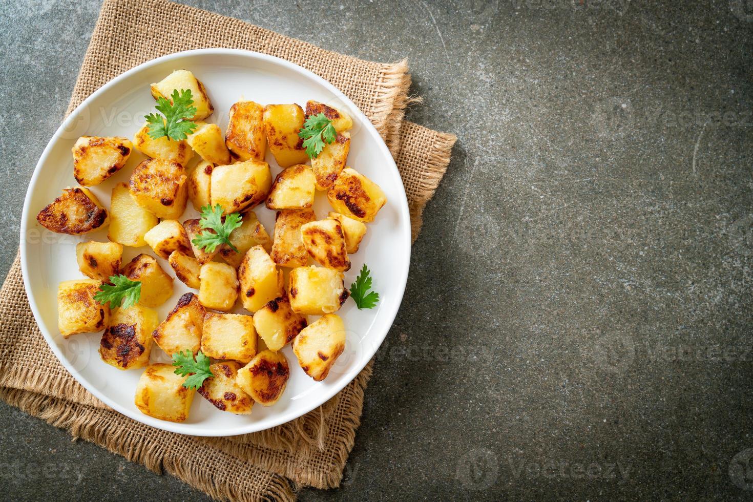 patatas asadas o asadas en un plato foto