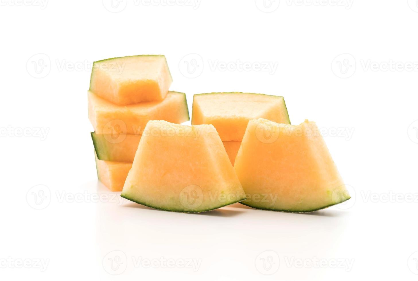 Melón cantalupo sobre fondo blanco. foto