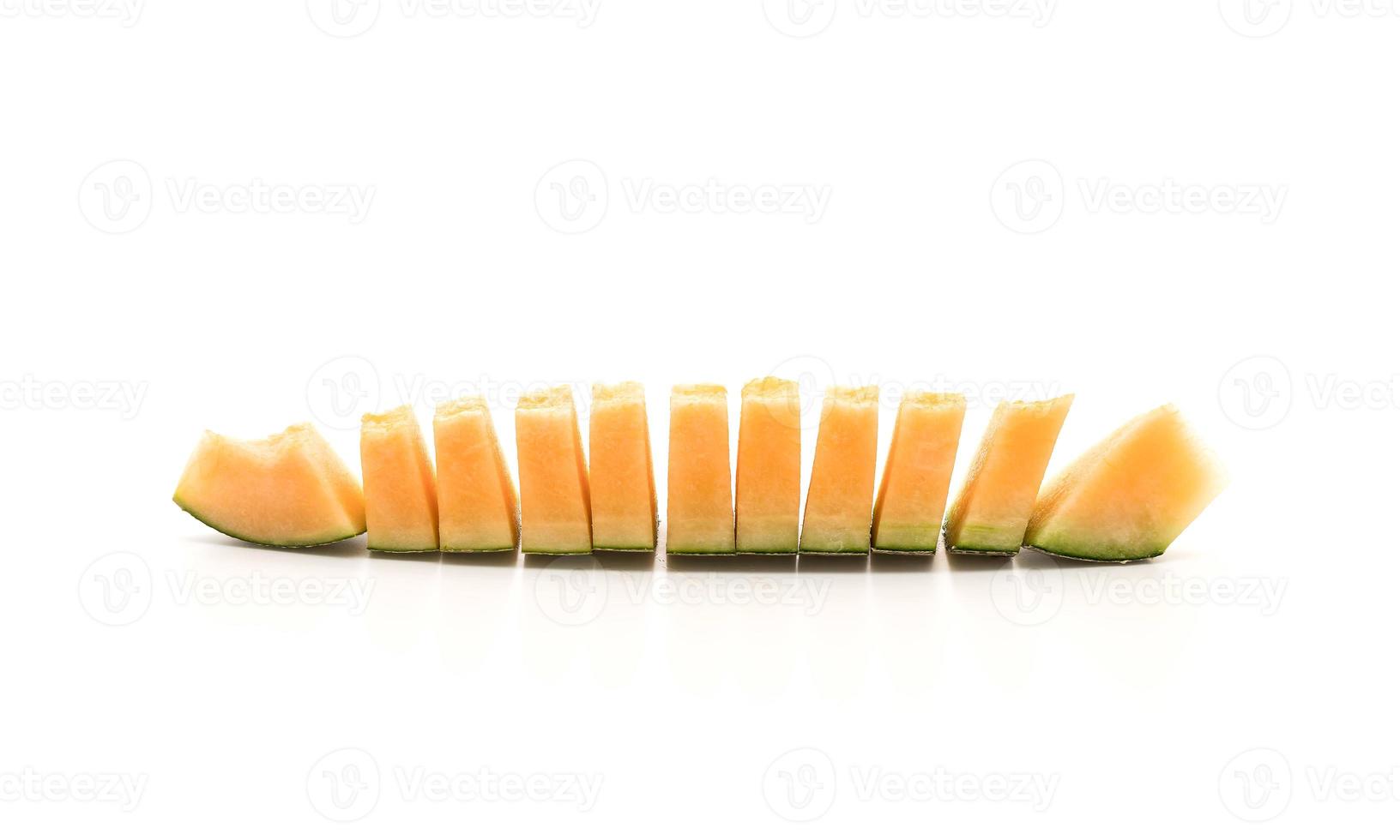 Melón cantalupo sobre fondo blanco. foto